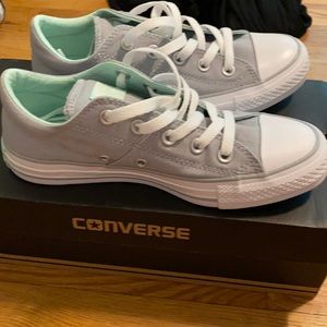 Grey converse sneaker size 6 never been worn